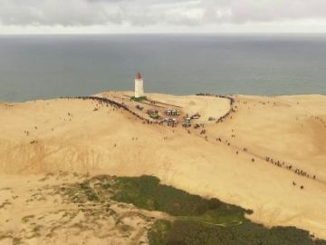 Trasladan un faro en Dinamarca tierra adentro para evitar que sea tragado por el mar