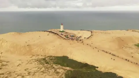 Trasladan un faro en Dinamarca tierra adentro para evitar que sea tragado por el mar Trasladan un faro en Dinamarca tierra adentro para evitar que sea tragado por el mar