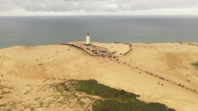 Trasladan un faro en Dinamarca tierra adentro para evitar que sea tragado por el mar