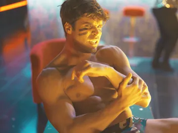 Tensión, descoordinación y una agresión, el accidentado baile de los 'Toy boy' Tensión, descoordinación y una agresión, el accidentado baile de los 'Toy boy'