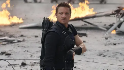 Jeremy Renner como Hawkeye (Ojo de Halcón) Jeremy Renner como Hawkeye (Ojo de Halcón)