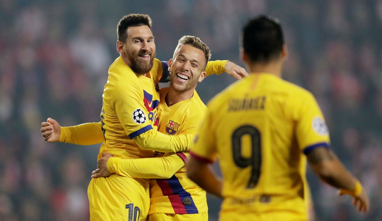 Messi celebra con Arthur su gol al Slavia Messi celebra con Arthur su gol al Slavia