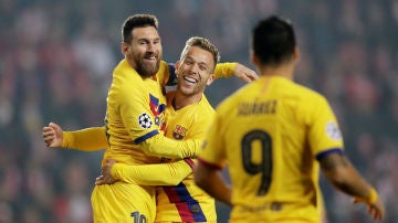 Messi celebra con Arthur su gol al Slavia