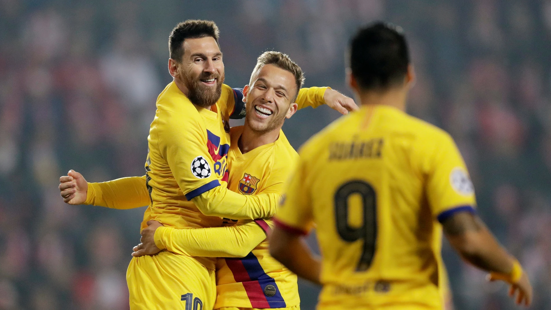 Messi celebra con Arthur su gol al Slavia Messi celebra con Arthur su gol al Slavia