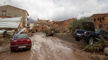 Varios operarios y vecinos realizan tareas de desescombro Varios operarios y vecinos realizan tareas de desescombro