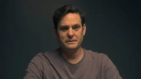 Henry Thomas en 'La maldición de Hill House' Henry Thomas en 'La maldición de Hill House'