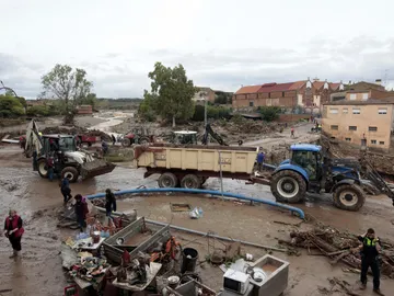 Varios operarios y vecinos realizan tareas de desescombro y limpieza en L'Espluga de Francolí (Tarragona). Varios operarios y vecinos realizan tareas de desescombro y limpieza en L'Espluga de Francolí (Tarragona).