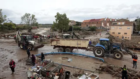 Varios operarios y vecinos realizan tareas de desescombro y limpieza en L'Espluga de Francolí (Tarragona). Varios operarios y vecinos realizan tareas de desescombro y limpieza en L'Espluga de Francolí (Tarragona).