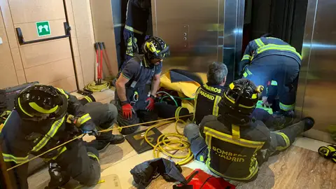 Los bomberos en el rescate Los bomberos en el rescate