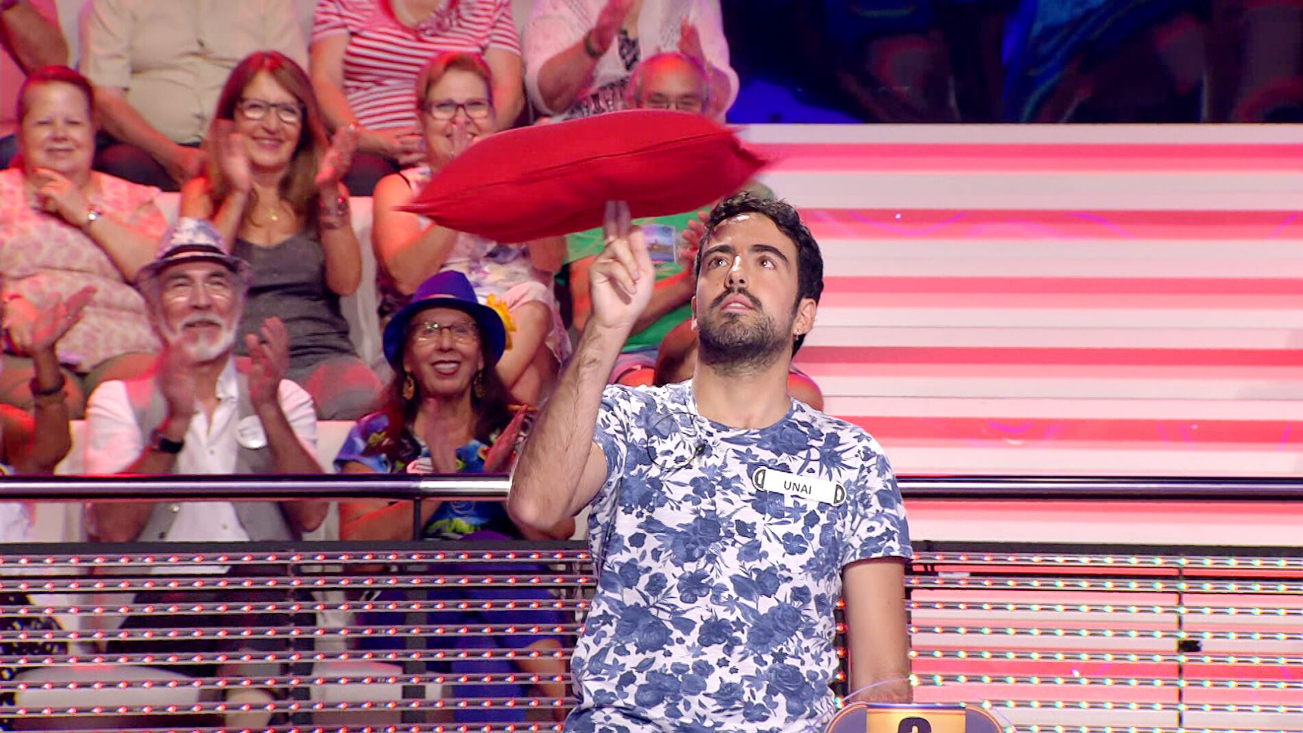 Arturo Valls confunde con un famoso cantante a un concursante malabarista de '&iexcl;Ahora caigo!' 