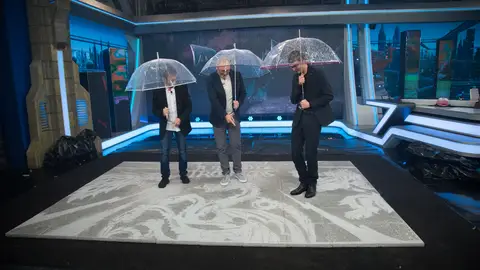 El espectacular homenaje a 'Juego de Tronos' con lluvia dentro del plató de 'El Hormiguero 3.0' El espectacular homenaje a 'Juego de Tronos' con lluvia dentro del plató de 'El Hormiguero 3.0'
