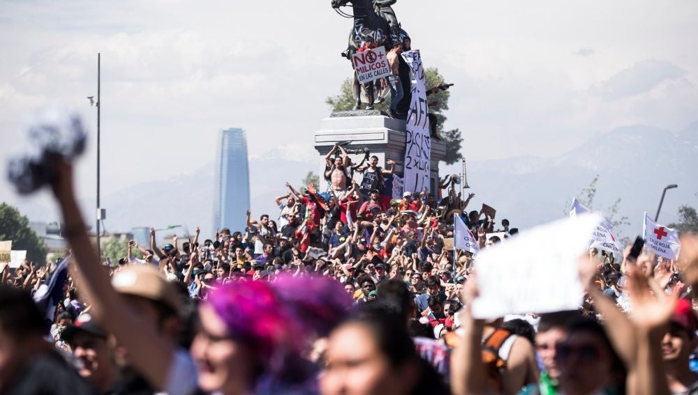 Miles de manifestantes protestan contra el Gobierno en Santiago (Chile)