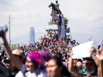 Miles de manifestantes protestan contra el Gobierno en Santiago (Chile)