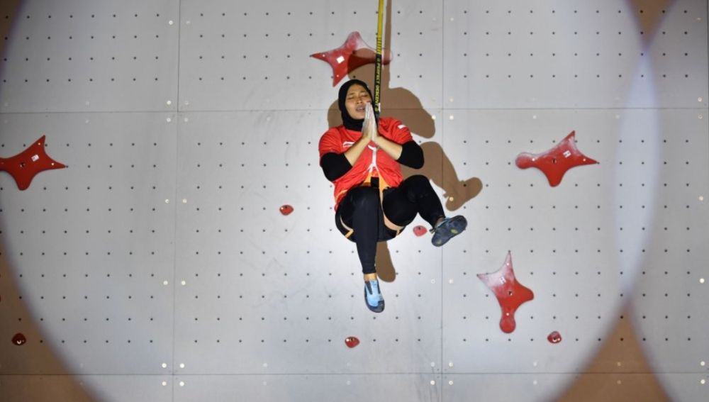 Aries Susanti tras batir el récord del mundo de escalada en velocidad