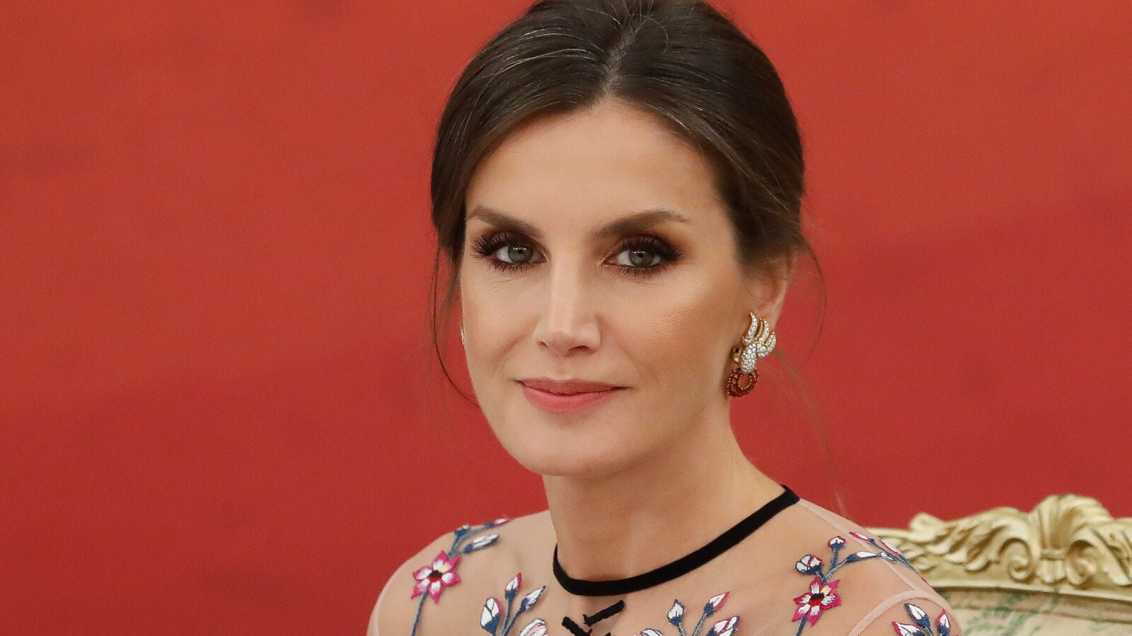 Las arriesgadas transparencias con las que la reina Letizia se ha superado 
