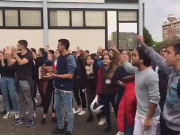 Cientos de manifestantes protestan contra el cierre de la Universidad de Barcelona: "Las aulas son de todos"
