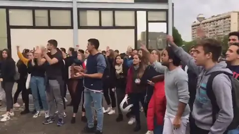 Cientos de manifestantes protestan contra el cierre de la Universidad de Barcelona: "Las aulas son de todos" Cientos de manifestantes protestan contra el cierre de la Universidad de Barcelona: "Las aulas son de todos"