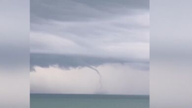 Un tornado en una playa de Cádiz sorprende a los vecinos 