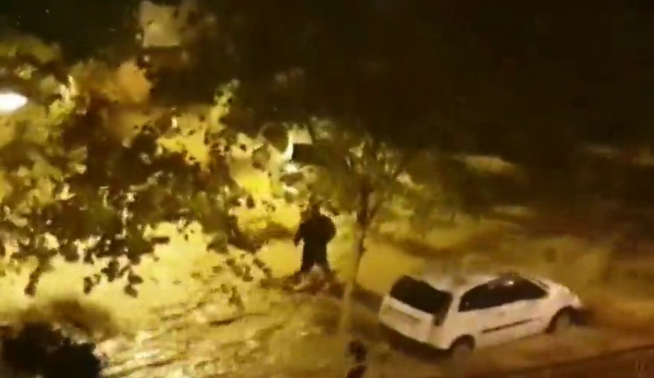 El momento en el que una riada arrastra a la víctima de Arenys de Mar El momento en el que una riada arrastra a la víctima de Arenys de Mar