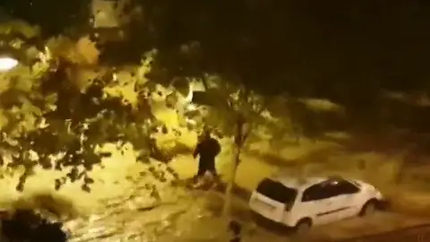 El momento en el que una riada arrastra a la víctima de Arenys de Mar El momento en el que una riada arrastra a la víctima de Arenys de Mar
