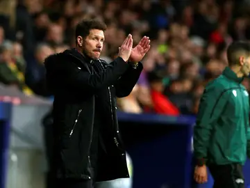 Simeone aplaude en la banda del Wanda Metropolitano Simeone aplaude en la banda del Wanda Metropolitano