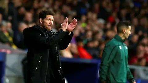 Simeone aplaude en la banda del Wanda Metropolitano Simeone aplaude en la banda del Wanda Metropolitano