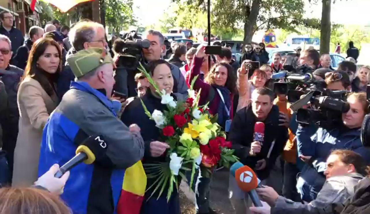 Discusión entre un hombre vestido de legionario y Mister Chen, el chino defensor de Franco Discusión entre un hombre vestido de legionario y Mister Chen, el chino defensor de Franco