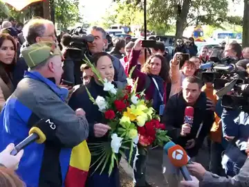 Discusión entre un hombre vestido de legionario y Mister Chen, el chino defensor de Franco Discusión entre un hombre vestido de legionario y Mister Chen, el chino defensor de Franco