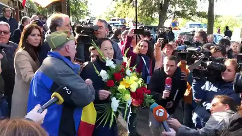 Discusión entre un hombre vestido de legionario y Mister Chen, el chino defensor de Franco Discusión entre un hombre vestido de legionario y Mister Chen, el chino defensor de Franco