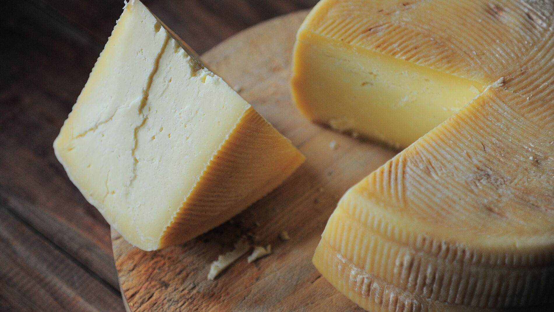 No deber&iacute;as guardar el queso en film transparente