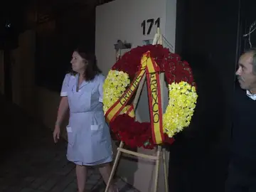 Una bandera franquista y una corona de flores preside la casa de Francisco Franco Una bandera franquista y una corona de flores preside la casa de Francisco Franco
