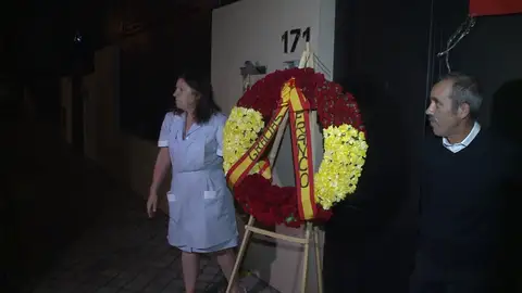 Una bandera franquista y una corona de flores preside la casa de Francisco Franco Una bandera franquista y una corona de flores preside la casa de Francisco Franco