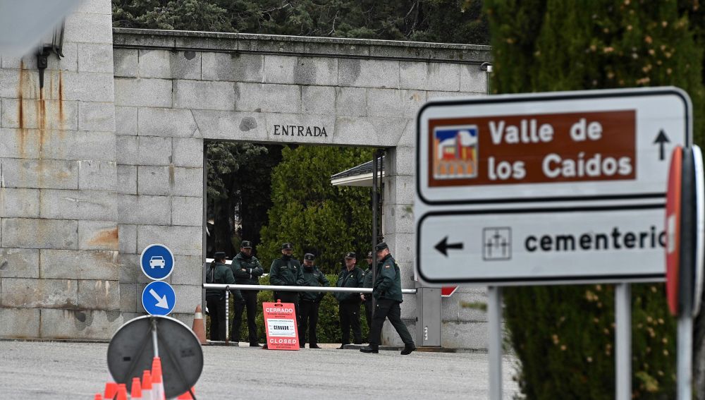 Vista varios dos guardias civiles a la entrada de el Valle de los Caídos