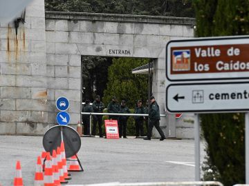 Vista varios dos guardias civiles a la entrada de el Valle de los Caídos