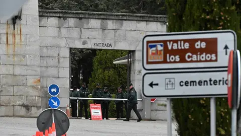Vista varios dos guardias civiles a la entrada de el Valle de los Caídos Vista varios dos guardias civiles a la entrada de el Valle de los Caídos