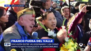 Enfrentamiento entre Mister Chen, el chino defensor de Franco, y un hombre vestido de legionario