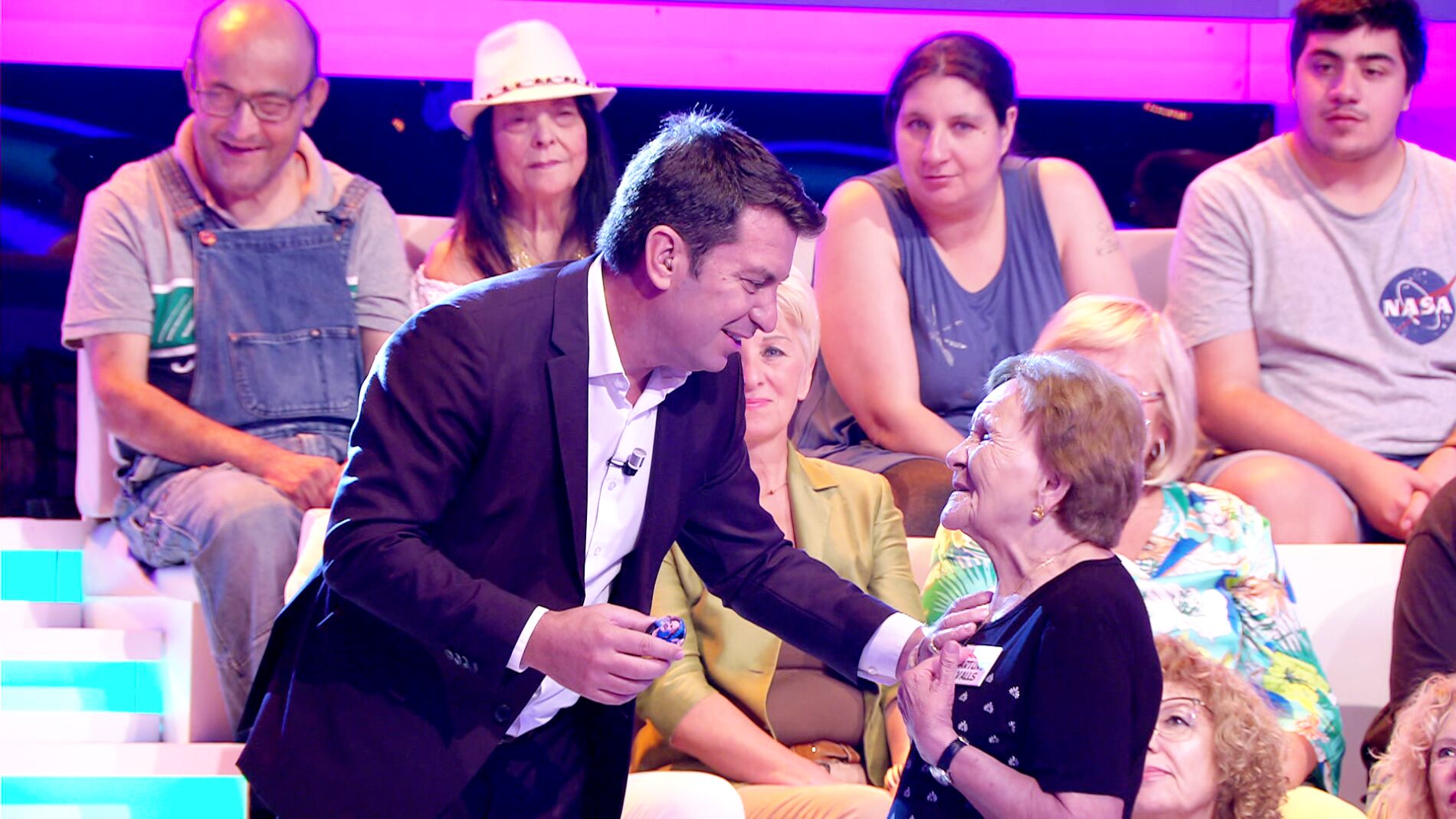 El cari&ntilde;oso homenaje de Arturo Valls a Palmira Gog&oacute; en '&iexcl;Ahora caigo!': "Soy tu 'foweller' n&uacute;mero 1" 