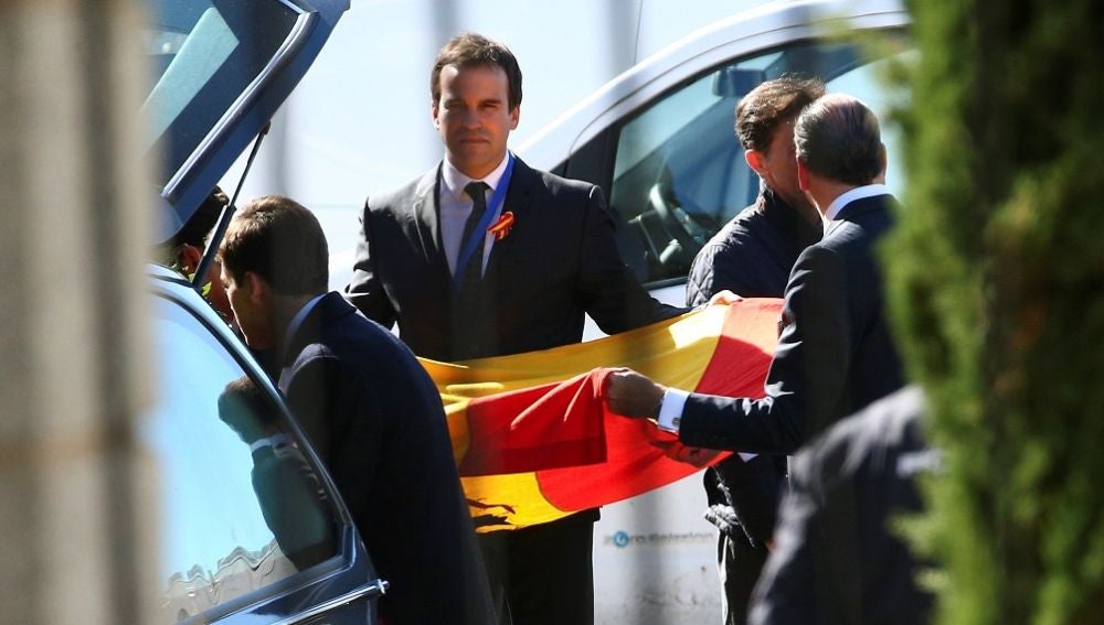 Los familiares reciben el coche fúnebre que contiene el ataúd con los restos mortales de Francisco Franco 