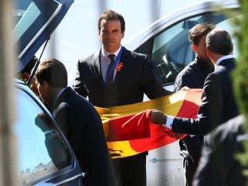 Los familiares reciben el coche fúnebre que contiene el ataúd con los restos mortales de Francisco Franco 