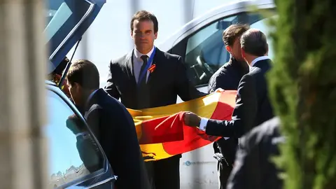 Los familiares reciben el coche fúnebre que contiene el ataúd con los restos mortales de Francisco Franco Los familiares reciben el coche fúnebre que contiene el ataúd con los restos mortales de Francisco Franco