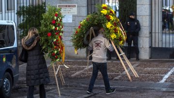 Coronas de flores para Franco