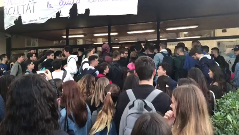 Los piquetes impiden el acceso a los estudiantes de la facultad de economía de la Universidad de Barcelona 