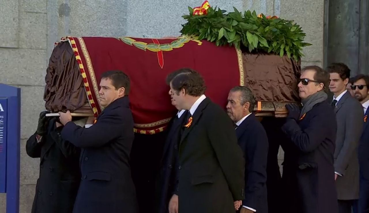 Corona de laurel, rosas, escudo de armas y vivas de la familia para despedir a Franco Corona de laurel, rosas, escudo de armas y vivas de la familia para despedir a Franco
