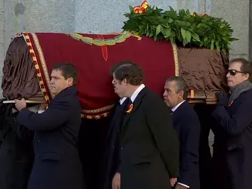 Corona de laurel, rosas, escudo de armas y vivas de la familia para despedir a Franco Corona de laurel, rosas, escudo de armas y vivas de la familia para despedir a Franco