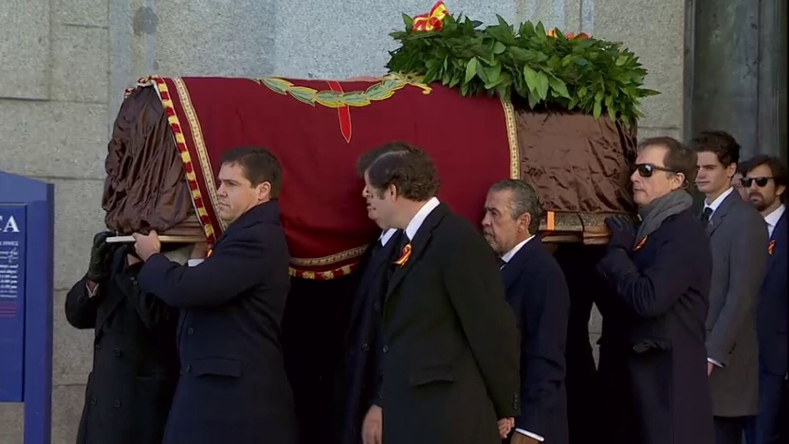 Los Franco reviven el funeral del caudillo al sacar su féretro de la Basílica del Valle de los Caídos