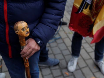 Un hombre con un bastón de la cara de Franco