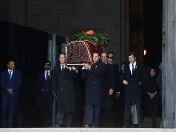 Los familiares de Franco trasladan el ataúd Los familiares de Franco trasladan el ataúd