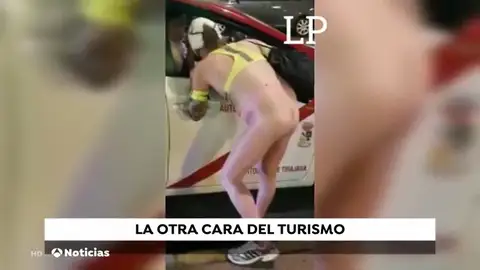 Un turista se pasea desnudo por la zona turística de Gran Canaria Un turista se pasea desnudo por la zona turística de Gran Canaria