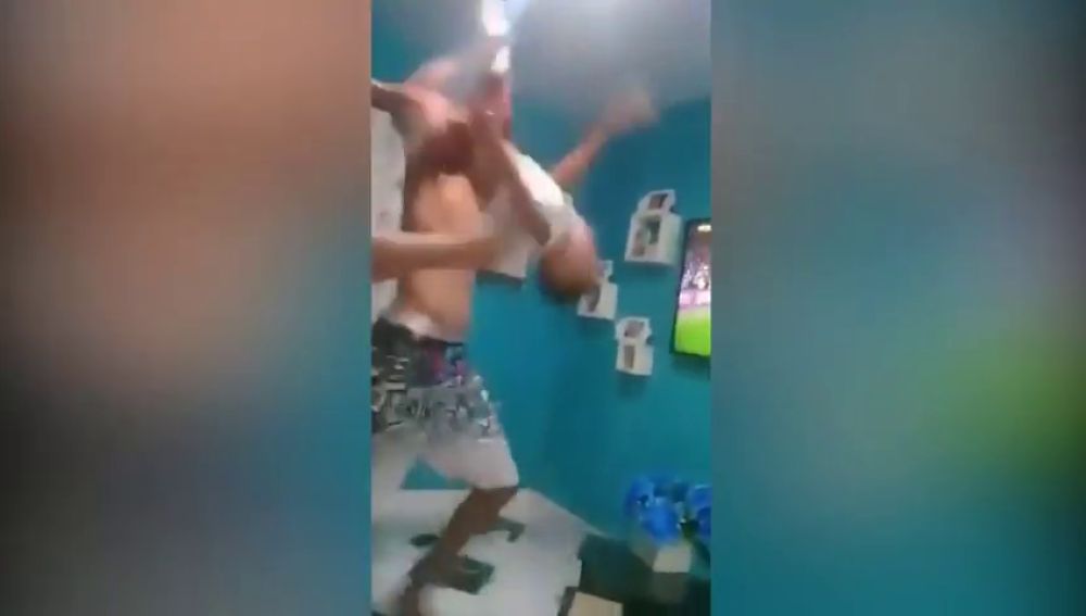 El impactante maltrato a un menor de un hincha del Flamengo celebrando un gol