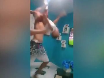 El impactante maltrato a un menor de un hincha del Flamengo celebrando un gol